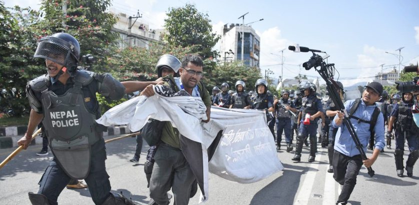 प्रहरीद्वारा शिक्षकलाई लछारपछार र लाठी प्रहार