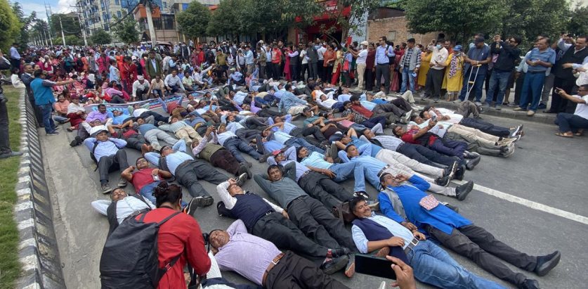 सडकमै सुते शिक्षक माग पूरा नहुँदासम्म आन्दोलन जारी