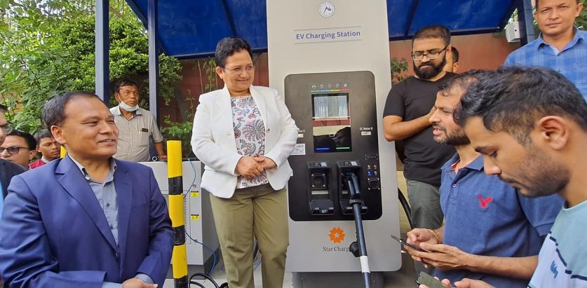 पेट्रोल पम्पमा पनि विद्युतीय चार्जिङ स्टेसन