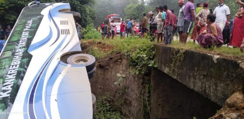 पराल बोकेको मिनी ट्रक दुर्घटना हुँदा काभ्रेमा २ जनाको ज्यान गयाे