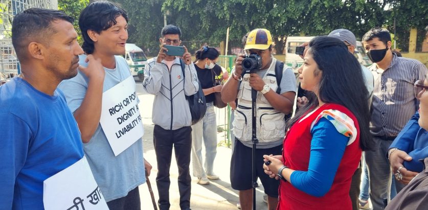 ईःलाई भेट्न सभा गृह अगाडि पुगिन् उपमेयर डंगोल