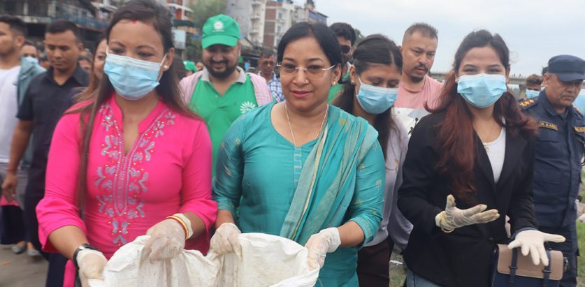 महानगर प्रमुख रेनु दाहाल सरसफाइमा व्यस्त