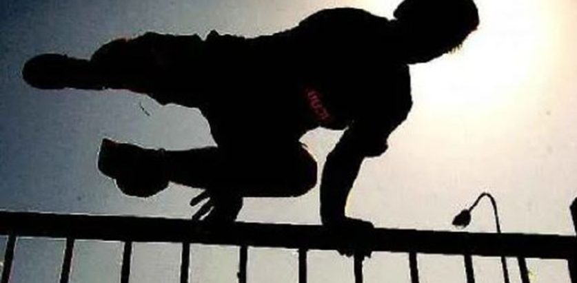 बर्दिया कारागारको पर्खालबाट हामफालेर कैदी फरार