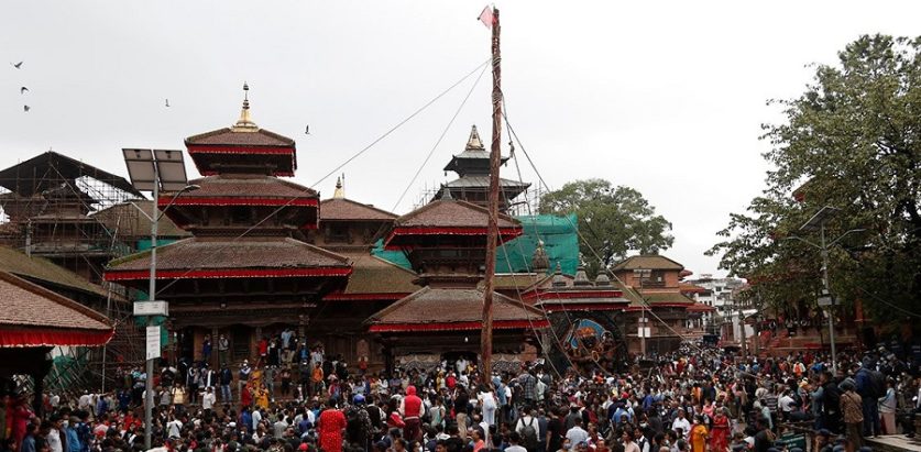 बसन्तपुरमा लिङ्गो ठड्याउंदै इन्द्रजात्राको सुरुवात गरियो