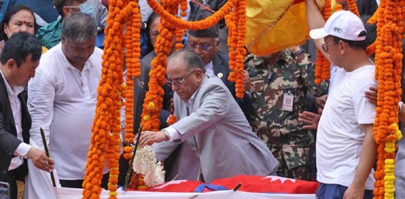 नेम्वाङकाे पार्थिव शरीरमा राष्ट्रिय झन्डा ओढाएर प्रधानमन्त्रीद्वारा सम्मान व्यक्त