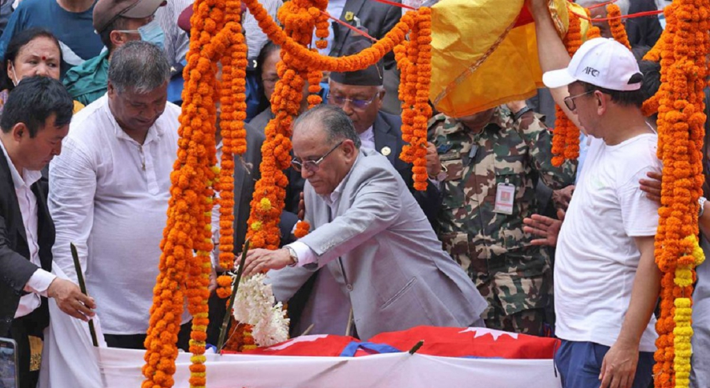 नेम्वाङकाे पार्थिव शरीरमा राष्ट्रिय झन्डा ओढाएर प्रधानमन्त्रीद्वारा सम्मान व्यक्त