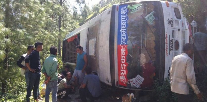 रामेछापमा बस दुर्घटना, ७ जना घाइते