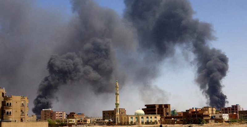 सुडानको राजधानी खार्तुममा दुई सेनाबीच भिडन्त : १८ तले ऐतिहासिक भवनमा आगलागी