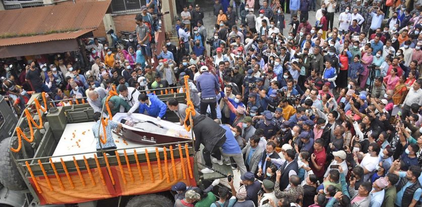 नेम्वाङको पार्थिव शरीर अस्पतालबाट च्यासल ल्याउँदै