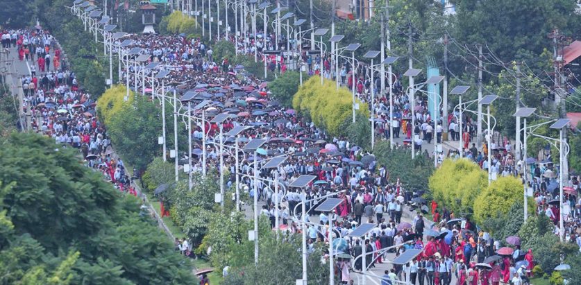 शिक्षकको प्रदर्शनले यातायात आवागमन अस्तव्यस्त