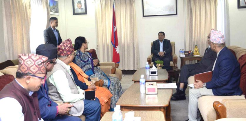 सरकारसँग वार्ता गर्दै शिक्षक