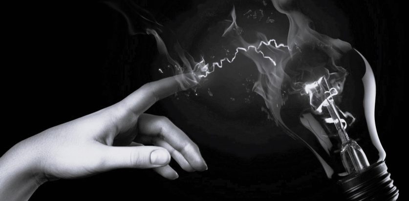 बत्ती निभाउँदा करेन्ट लागेर मृत्यु