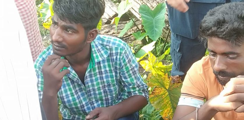 मोटरसाइकल चोर्ने दुई युवकलाई स्थानीयले समातेर प्रहरीलाई जिम्मा लगायो