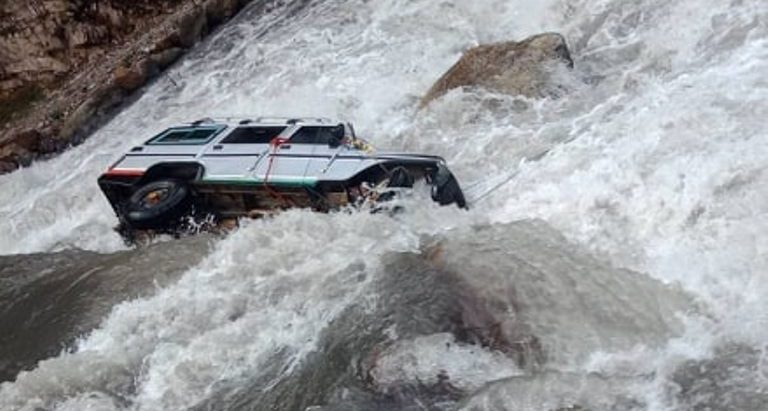 पर्वतमा खोलाले यात्रु बोकेको जिप नै बगाएपछि……