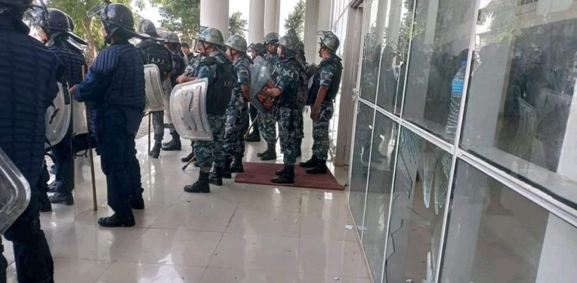 प्रवेश गर्न नदिएको भन्दै मतगणनास्थलमै तोडफोड