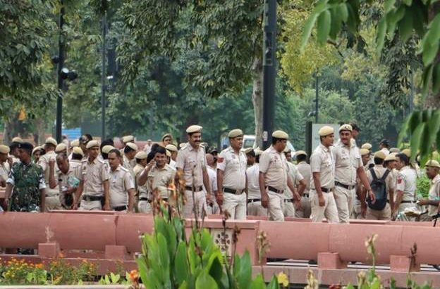 भारतीय पत्रकारहरुको घरमा प्रहरीले छापा मार्दै