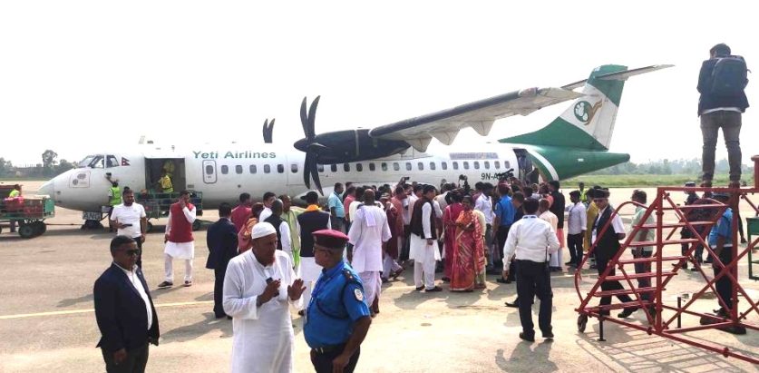 जनकपुर विमानस्थलमा नेता कार्यकर्ताले नै नियम पालना गरेनन्