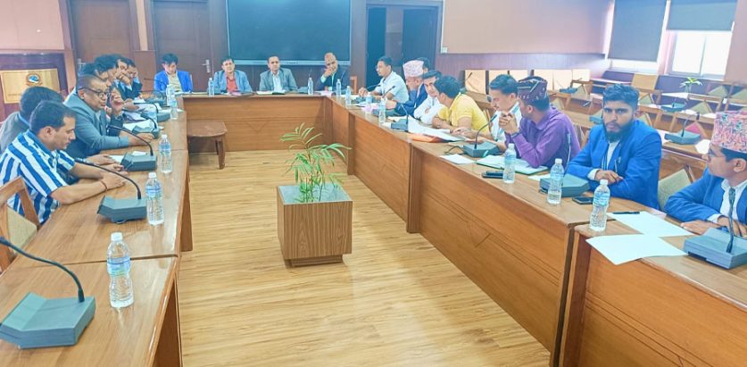 स्थानीय कर्मचारी सरकारसंग वार्ता गर्दै