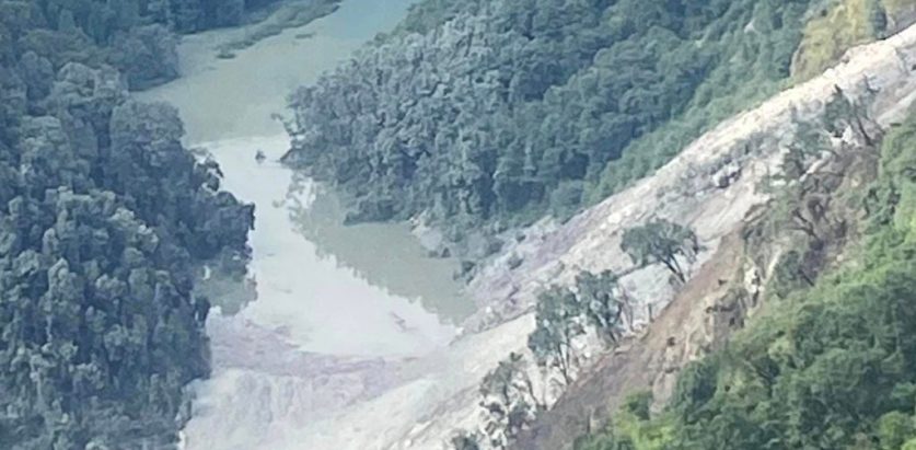 पहिरोको कारण २४ घन्टादेखि थुनिएको खोला बग्न थाल्यो 