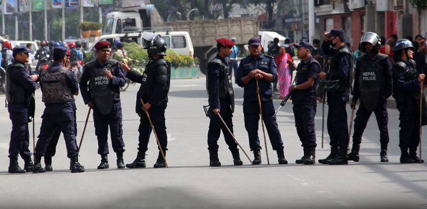 प्रहरीलाई ड्युटीको समयमा मोबाइल चलाउन रोक