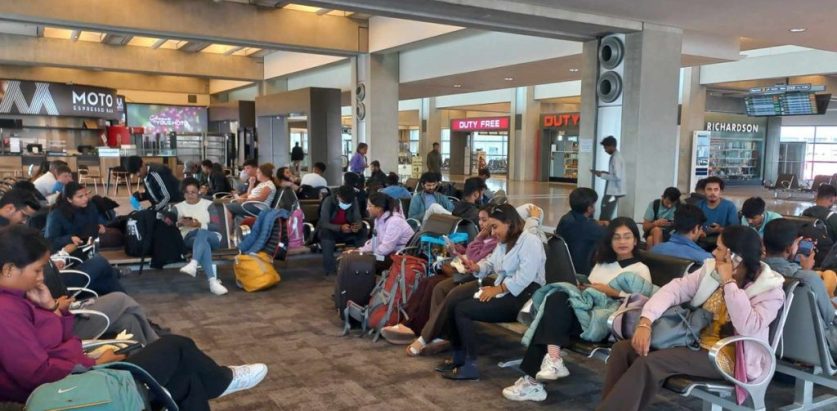 इजरायलबाट २५० जना नेपाली विमानमा घर आउंदै