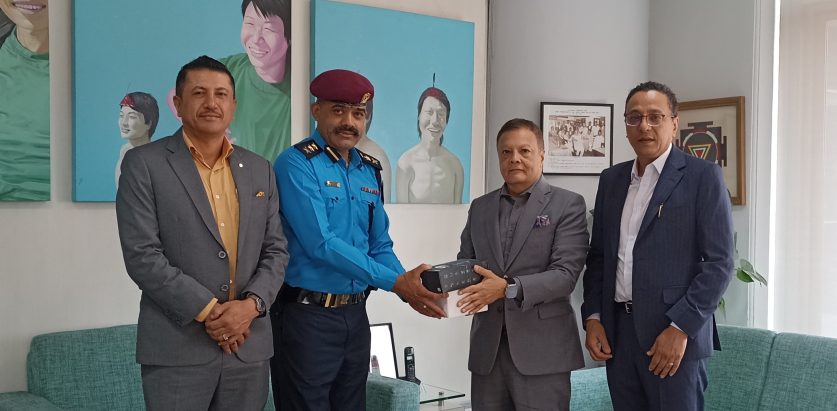 हिमालयन बैंकद्वारा काठमाडौं प्रहरीलाई गोप्रो हस्तान्तरण