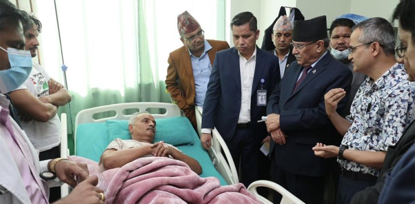 प्रधानमन्त्री प्रचण्ड आचार्यलाई भेट्न पुगे वीर अस्पताल