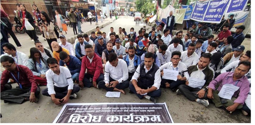 स्थानीय तहका कर्मचारी सडकमा, कालोपट्टि बाँधेर काम ठप्प