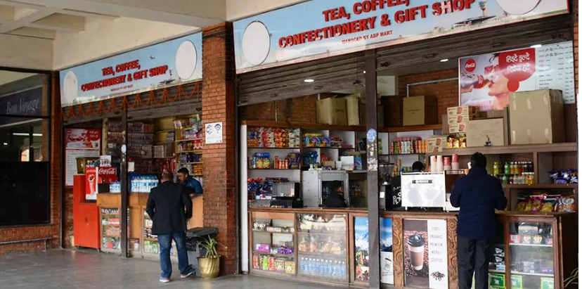 विमानस्थलका पसलहरुमा अनुगमन गर्दै