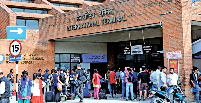 सुनको ब्रासलेटसहित विमानस्थलबाट  सिरहाका एकजना पक्राउ