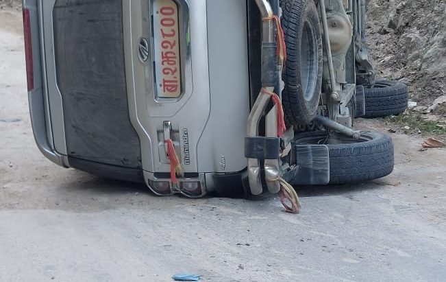 सरकारी गाडिको दुरुपयोग गर्दै आफ्नो श्रीमतीलाई पाथीभरा घुमाउने हाकिम सापको गाडि दुर्घटनामा