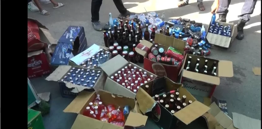 कञ्चनपुर प्रहरीको एक्सनः सिद्धनाथ मन्दिर परिसरमा रहेका होटलबाट मदिरा बरामद