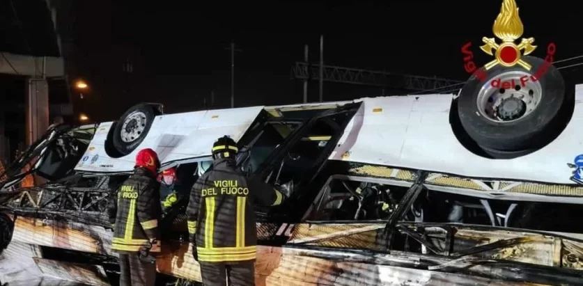 इटालीमा फ्लाइओभरबाट बस खसेर आगलागी हुँदा कम्तीमा २१ जनाको मृत्यु