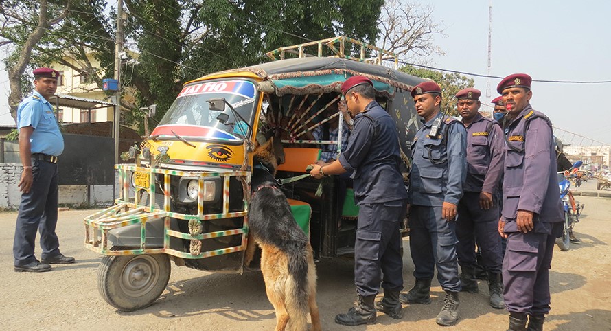 पूर्वी नाका चेकजाँचको लागि ‘पारु’ र ‘पिङ्कु’ लाई खटाइयो