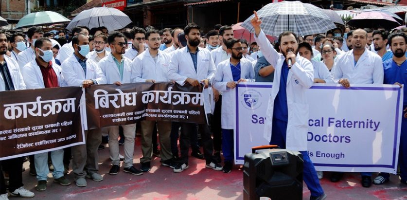 आन्दोलनरत डाक्टरहरु नियमित काममा जान थाले