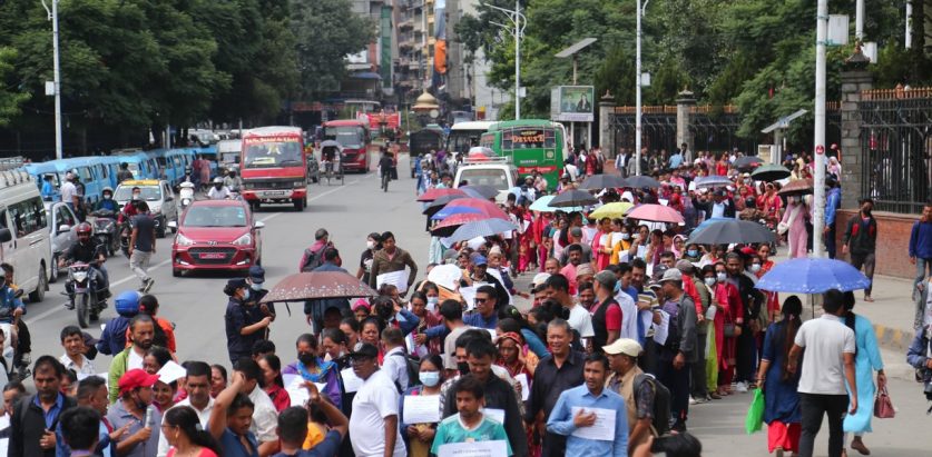 फुटपाथ व्यवसायीहरु बालेनसंग खुशी हुँदै र्‍याली