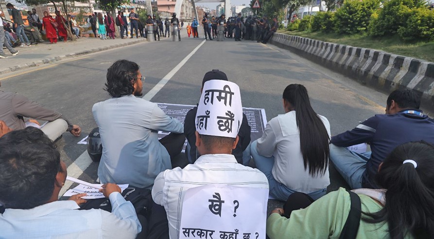 विधेयकमा असन्तुष्ट निजामती कर्मचारीहरु प्रदर्शन गर्दै