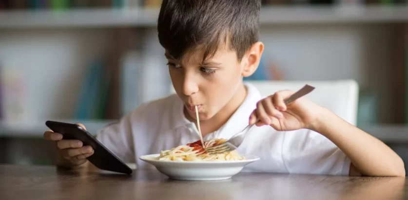 बच्चालाई मोबाइल देखाएर खाना खुवाउँदा हुन्छन् यस्ता चार हानी, आजैदेखि बन्द गर्नुहोस्