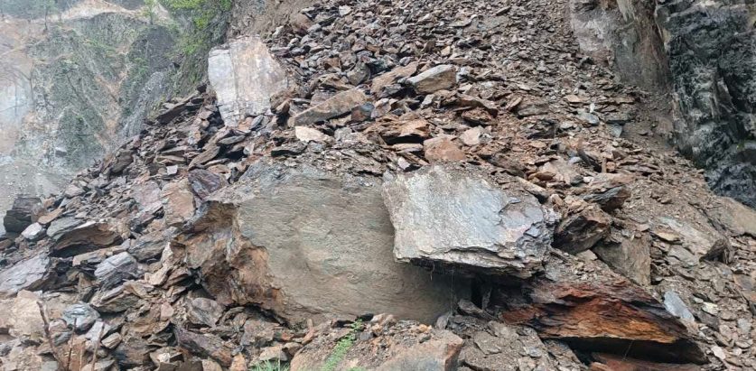 नवलपुर खण्डमा पहिराेको कारण कालीगण्डकी करिडोर पूर्णरूपमा अवरुद्ध