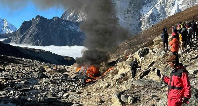 सोलुखुम्बुमा तीन महिनामै दुई वटा हेलिकप्टर दुर्घटना, हेलिकप्टरविहीन बन्याे मनाङ एअर