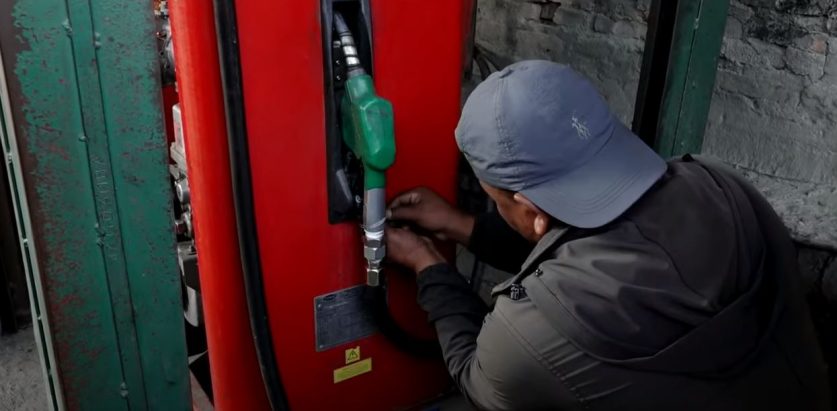 सशस्त्र प्रहरीको पम्पबाटै कम मात्रामा पेट्रोल बिक्री