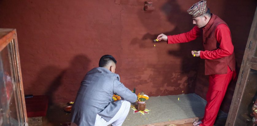 दसैँघरमा विधिवत् रूपमा जमरा राखिंदै 