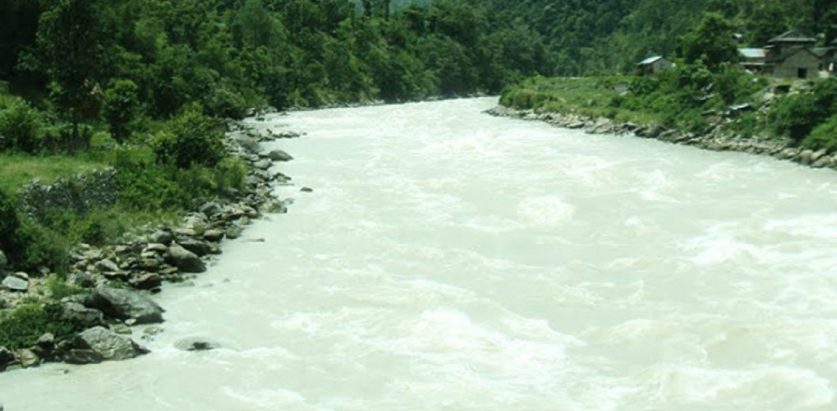 दोलखाको तामाकोसी किनारमा चप्पल र लुगा, वृद्ध बेपत्ता