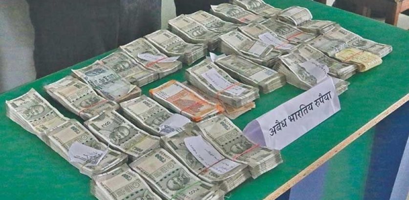 १० लाख भारतीय रुपैयाँ बोक्ने ३ जना पक्राउ