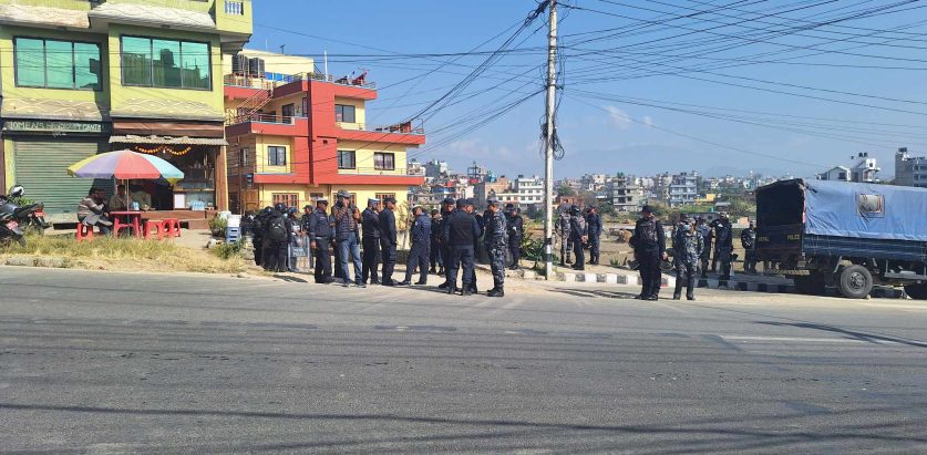 तीनकुनेमा दुर्गा प्रसाईंका समर्थक प्रहरीको फन्दामा