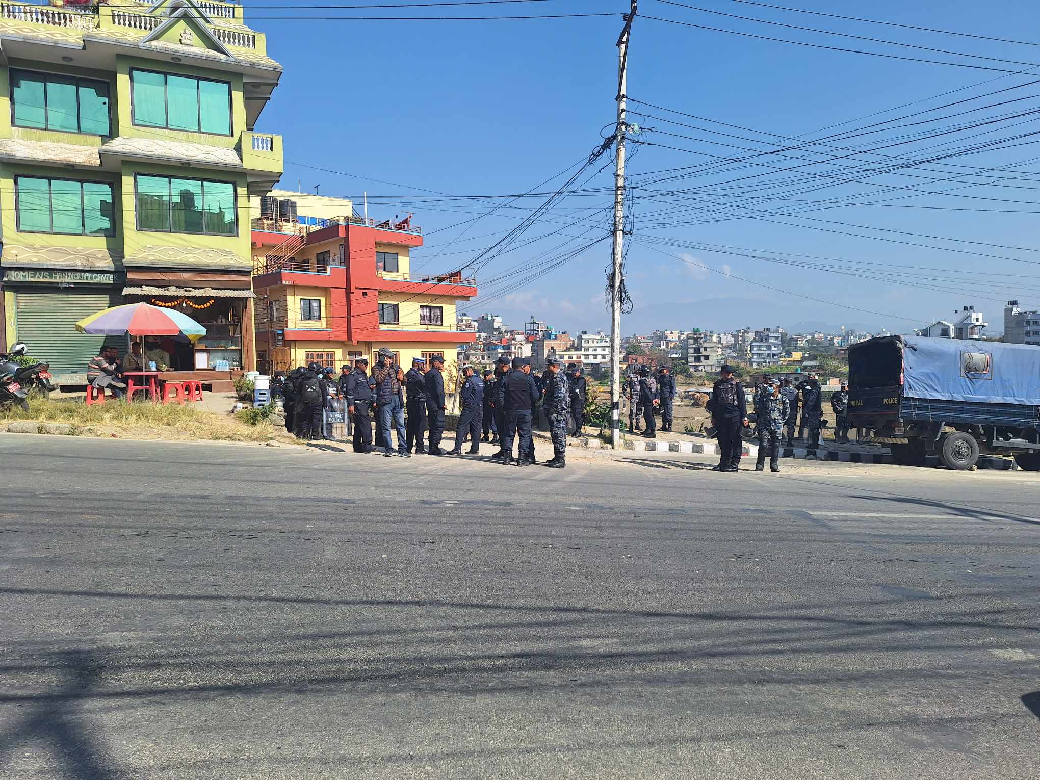 तीनकुनेमा दुर्गा प्रसाईंका समर्थक प्रहरीको फन्दामा