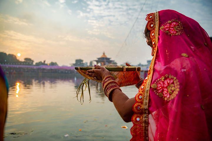 छठ पर्वको मुख्य दिन आज अस्ताउँदो सूर्यलाई अर्घ्य दिइँदै,