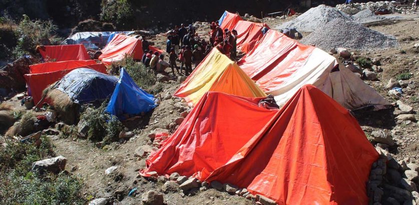 त्रिपालको सहारालिंदै भूकम्प पीडित