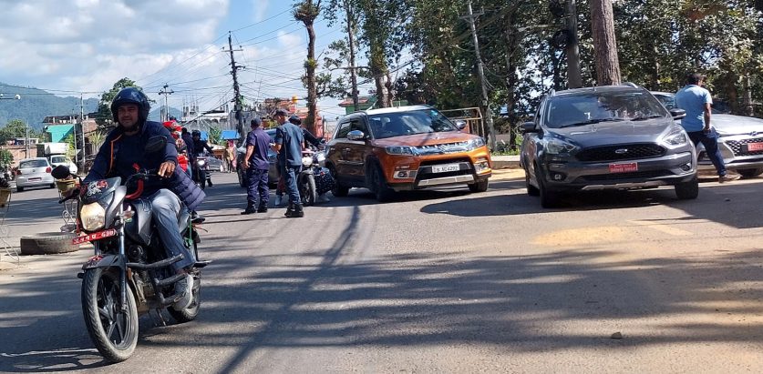 बिपी राजमार्गमा टाइम कार्डमा लुट धन्दा : प्रशासनको सेटिङमा निजि सवारीले यात्रु बोक्दै !!