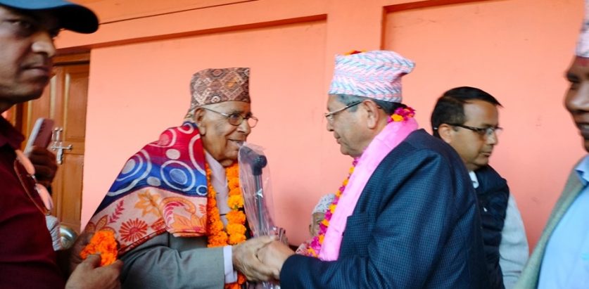 सभामुख घिमिरको झापामा लौरो वितरण कार्यक्रम